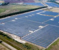 Zu sehen ist ein Photovoltaik-Solarpark von IBC Solar Energy in Ungarn.