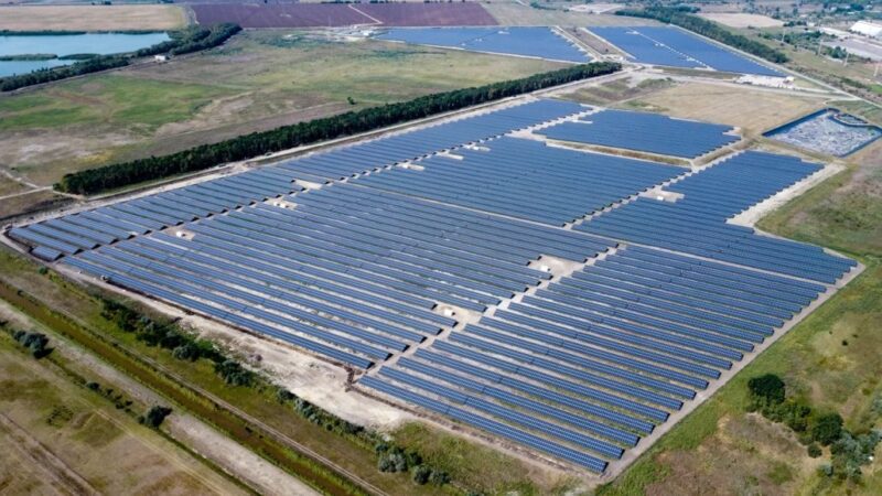 Zu sehen ist ein Photovoltaik-Solarpark von IBC Solar Energy in Ungarn.