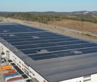 Photovoltaik-Anlage auf flachem Dach - Projekt von IBC Solar in Schweden.