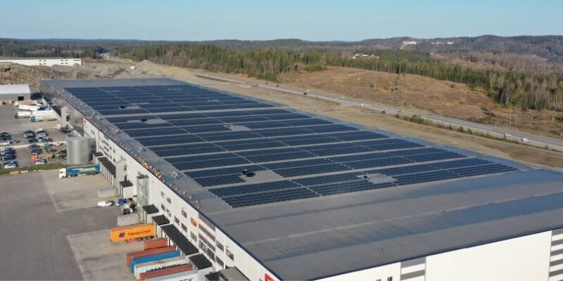 Photovoltaik-Anlage auf flachem Dach - Projekt von IBC Solar in Schweden.