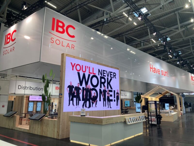 Messestand von IBC Solar für die Intersolar 2026