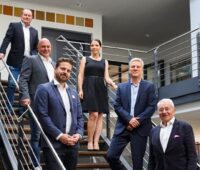 Zu sehen ist eine Gruppe von Mitarbeitenden von IBC Solar und Bosch.
