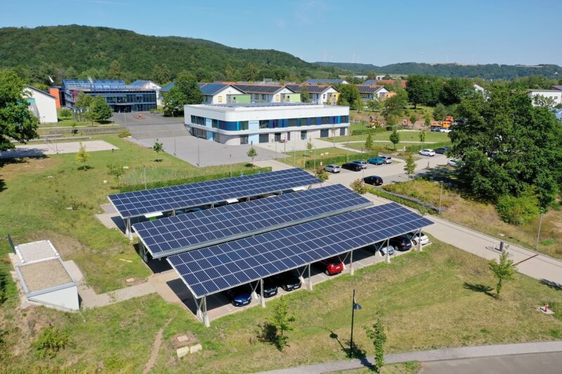 Zu sehen sind die Solar-Carports die für den Umwelt-Campus Birkenfeld Photovoltaik-Strom bereitstellen.