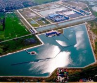 Zu sehen ist ein Luftbild mit großen Wasserbecken der Song Duong Wasseraufbereitungsanlage in Hanoi, die mit Photovoltaik für die Trinkwasserversorgung ausgestattet wird.
