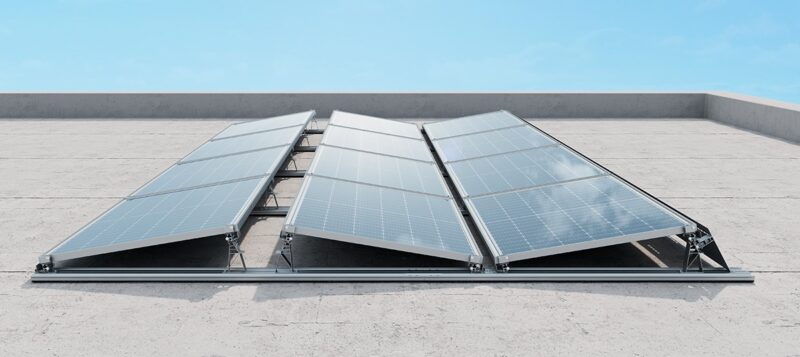 Im Bild eine Montage einer Photovoltaik-Anlage mit dem Flachdach-Montagesystem IBC AeroFix G3 von IBC Solar.