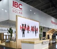 Im Bild der Messestand von IBC Solar für die Intersolar 2025.