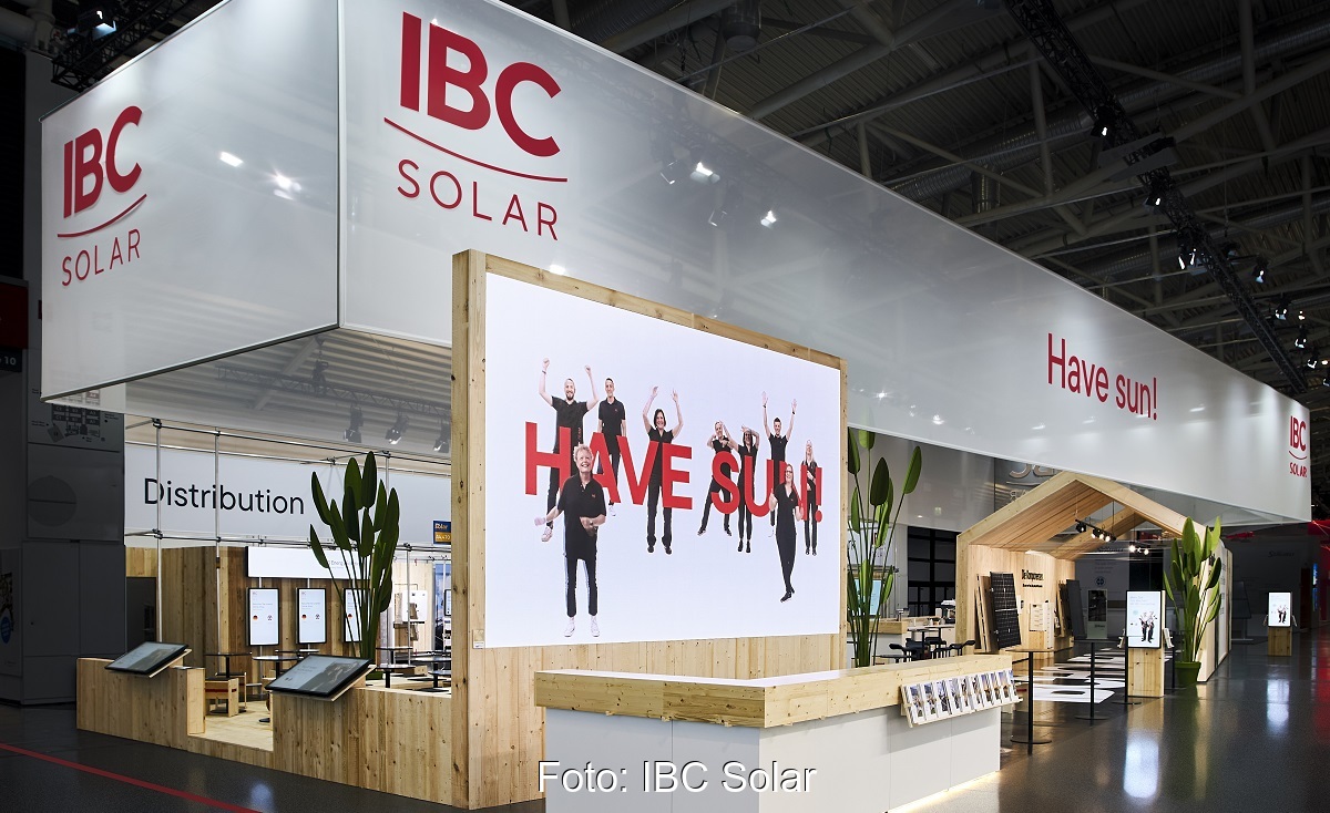 Im Bild der Messestand von IBC Solar für die Intersolar 2025.