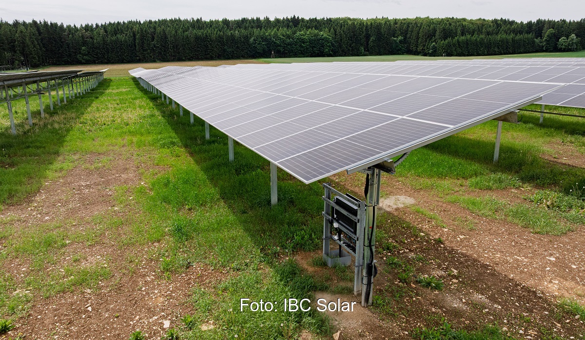 Im Bild der Agri-PV-Solarpark von IBC Solar in Veringenstadt in Baden-Württemberg.