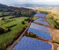 Zu sehen ist eine Photovoltaik-Freiflächenanlage. Mit solchen Anlagen kann der Flächenbedarf für erneuerbare Energien in Europa verringert werden.