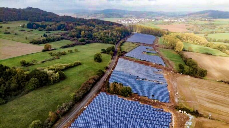 Zu sehen ist eine Photovoltaik-Freiflächenanlage. Mit solchen Anlagen kann der Flächenbedarf für erneuerbare Energien in Europa verringert werden.