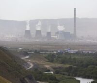 Zu sehen ist ein Kohlekraftwerk in der Mongolei. Laut Global Energy Review 2021 steigen die CO2-Emissionen besonders stark in Asien an.