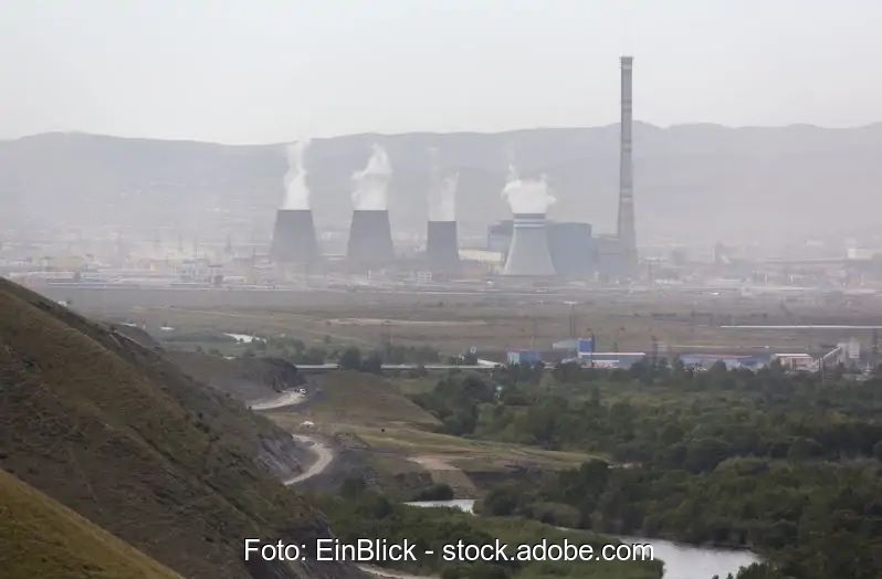 Zu sehen ist ein Kohlekraftwerk in der Mongolei. Laut Global Energy Review 2021 steigen die CO2-Emissionen besonders stark in Asien an.