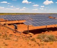 Zu sehen ist ein Solarkraftwerk. Der IEA PVPS Bericht zur Bewertung technischer Risiken von Photovoltaik-Anlagen soll Installateuren, Projektierern und Wartungsteams im Umgang mit solchen Anlagen helfen.