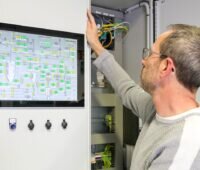 Forscher steht an Bildschirm mit digitalem Diagramm.