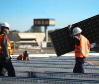 Photovoltaik-Montage auf einem IKEA-Dach. Das IKEA Jetzt gehört zu Solstråle auch eine Ladestation für Elektoautos.