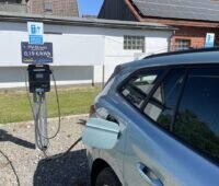 Auto an einer Ladestation