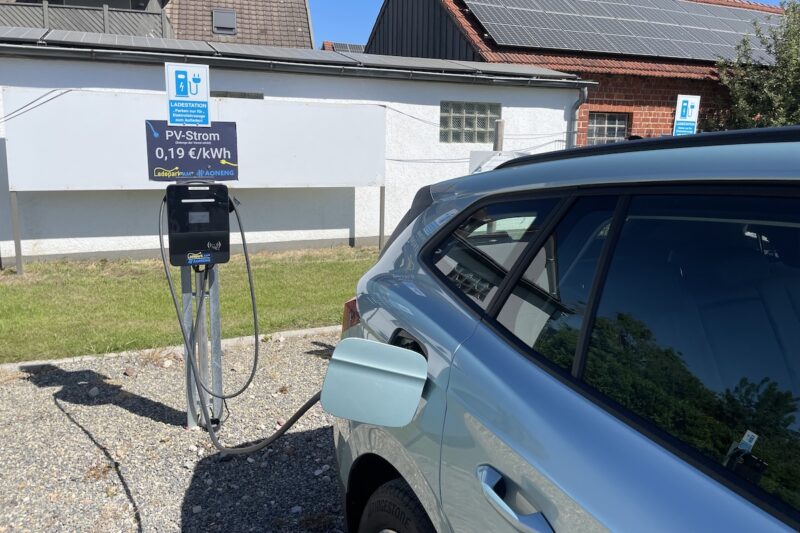 Auto an einer Ladestation