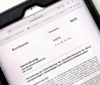 Ipad mit Bild neuer Verordnung zur Erleichterung der Grundbucheinsicht