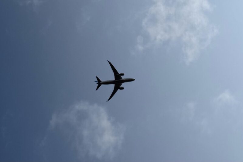 Flugzeug am blauen Himmel mit Schleierwolken