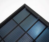 Schwarzes Solarmodul mit Gitterstruktur