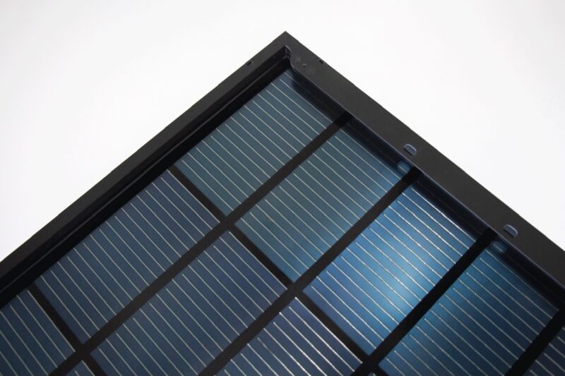 Schwarzes Solarmodul mit Gitterstruktur