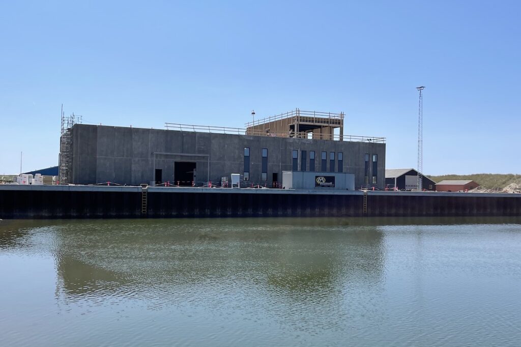 Ansicht vom Wasser auf die Betriebs- und Wartungsbasis im Bau