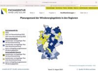 Zu sehen ist ein Screenshot der Webseite der Fachagentur Wind und Solar mit einer interaktiven Karte der in Blau- und Gelbtönen eingefärbten Windenergiegebiete in Deutschland.