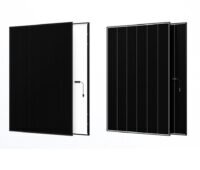 Die vier Photovoltaik-Module der Infinite Serie, das Solarmodul Infinite White hat 500 Watt Leistung.