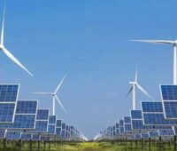 Im Bild sind Photovoltaik- und Windenergieanlagen, die den Zubau der Stromerzeugung aus erneuerbaren Energien weltweit domnineren.