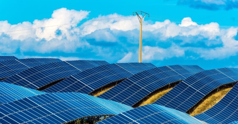 Das Foto zeigt eine große Photovoltaikanlage. Die erneuerbare Energie weltweit ist stark durch die Photovoltaik dominiert.i