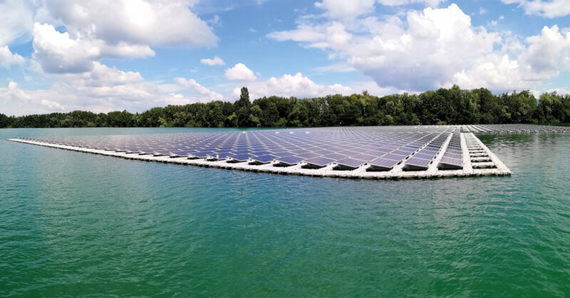 Schwimmende PV-Anlage auf einem See