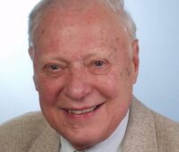 Portraitfoto eines älteren Mannes der in die Kamera lächelt - Prof Adolf Goetzberger