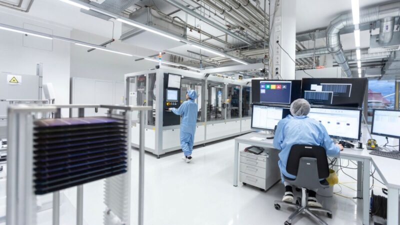 Reinraum-Labor mit Arbeitenden in Reinraumanzügen.