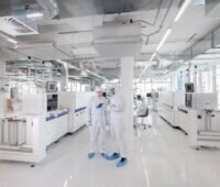 Labor für PV-Tests mit Mitarbeitenden in Schutzanzügen.