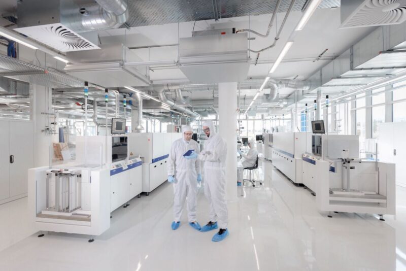 Labor für PV-Tests mit Mitarbeitenden in Schutzanzügen.