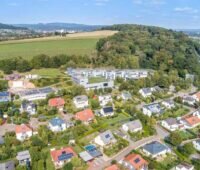 Luftaufnahme des Stadteils Emmerthal von Hameln mit PV auf Häusern und dem Institut ISFH