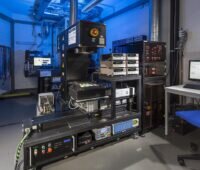 Zu sehen sind Messsysteme im Solarzellenkalibrierlabor ISFH-CalTeC, die zur Messung von Tandem-Solarzellen weiterentwickelt werden.