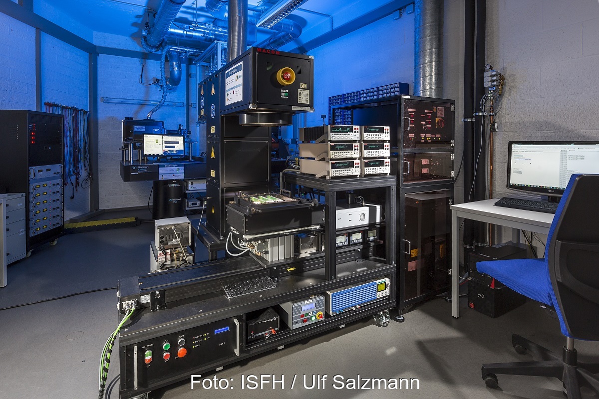 Zu sehen sind Messsysteme im Solarzellenkalibrierlabor ISFH-CalTeC, die zur Messung von Tandem-Solarzellen weiterentwickelt werden.