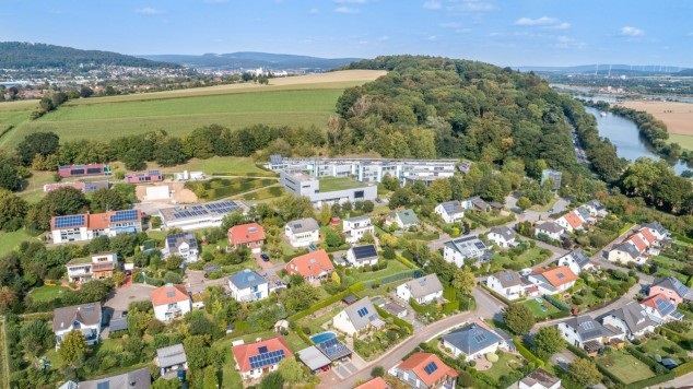 Zu sehen ist die im Projekt Wind-Solar-Wärmepumpenquartier untersuchte Solarsiedlung am Südhang des Ohrbergs bei Hameln.