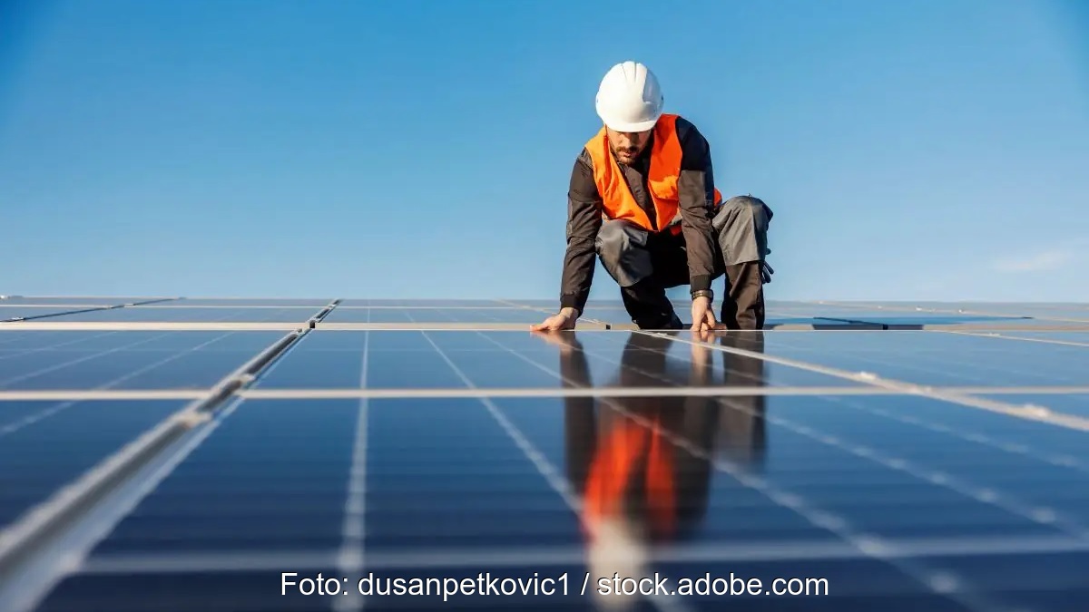 Im Bild die Montage einer PV-Anlage, eine Million neue Solaranlagen werden voraussichtlich 2023 in Deutschland installiert.