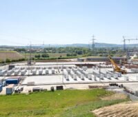 Eine Großbaustelle für einen neuen Batteriespeicher, 2 Millionen Batteriespeicher in Deutschland sind in Betrieb.