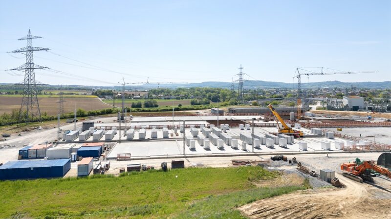 Eine Großbaustelle für einen neuen Batteriespeicher, 2 Millionen Batteriespeicher in Deutschland sind in Betrieb.