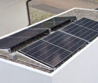 Mini-PV-Anlage auf einem Flachdach, Ilzo-Stecker-Solaranlagen sind für Dächer konzipiert.