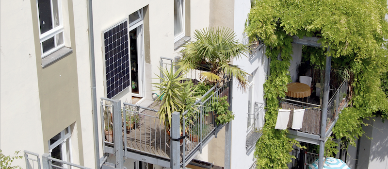 Grüner Balkon mit Mini-PV-Gerät an der hauswand