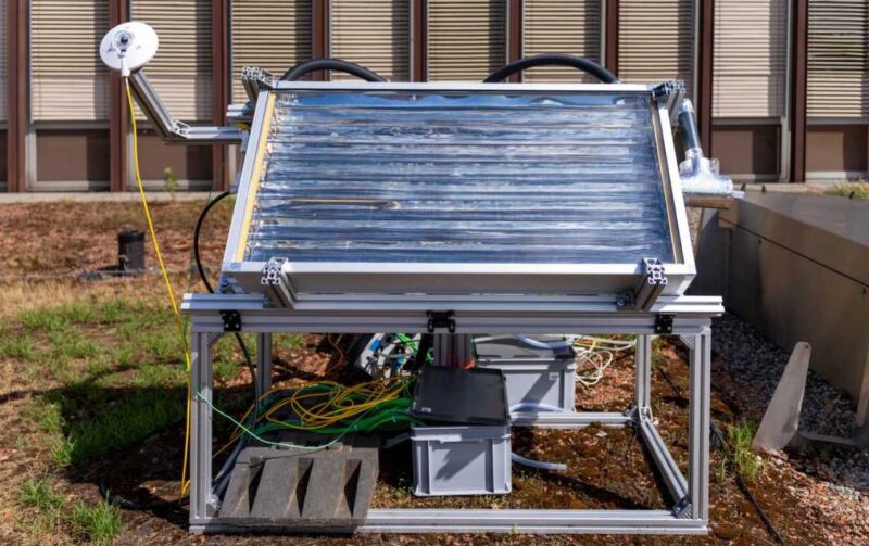 Prototyp eines Solarthermie-Kollektors in einem Metallrahmen auf dem Dach eines ETH-Gebäudes, angeschlossen an Mess- und Steuerungstechnik.