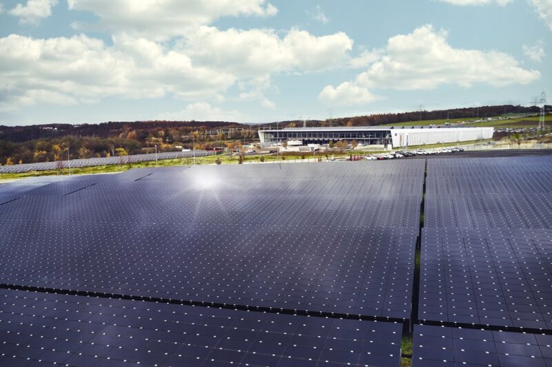 Zu sehen ist eine Photovoltaik-Dachanlage. 15 Gigawatt Photovoltaik-Zubau im Jahr sind laut SMA nötig.