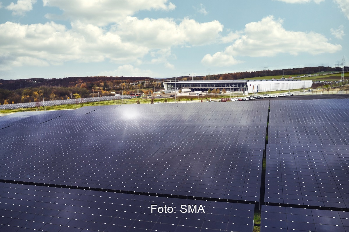 Zu sehen ist eine Photovoltaik-Dachanlage. 15 Gigawatt Photovoltaik-Zubau im Jahr sind laut SMA nötig.