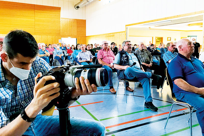 Volle Halle bei der Bürger:innenversammlung zu Wärmenetz, Solarthermie und Saisonalspeicher