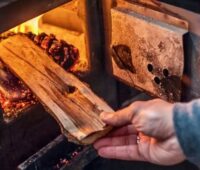 Der Bund hat die BAFA-Förderquote für Holzheizungen in der BEG-Förderung stärker als für die anderen erneuerbaren Wärmequellen gekürzt.