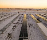 ZU sehen ist das Solarkraftwerk Vauxhall in Kanada. Photovoltaikmodule in schneededeckter Landschaft.